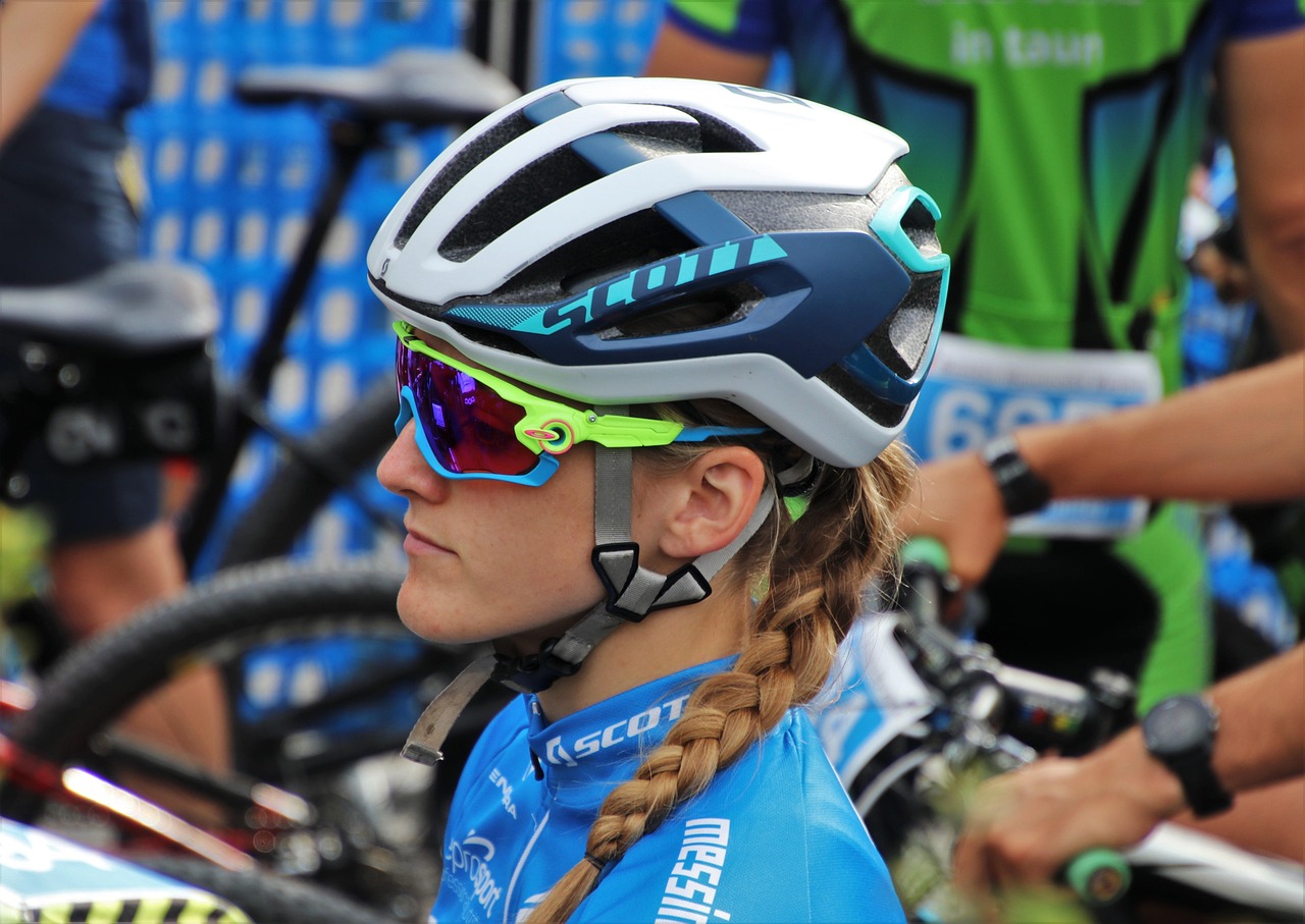 cyclist, race, she, helmet, sport, bike, competition, racing, helm, athlete, sports, track, the usefulness, start, expectancy, profile, braid, girl, blue, glasses